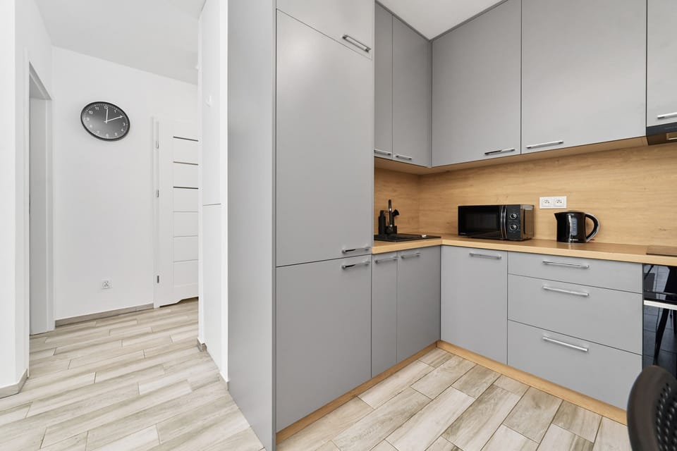 Kitchenette with plenty of kitchen utensils and dishes. 