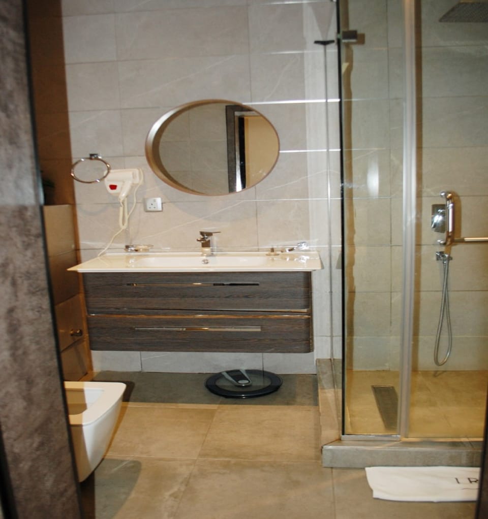 Rainfall showerhead, free toiletries, towels, soap
