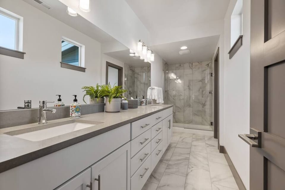 Master bath with dual vanity