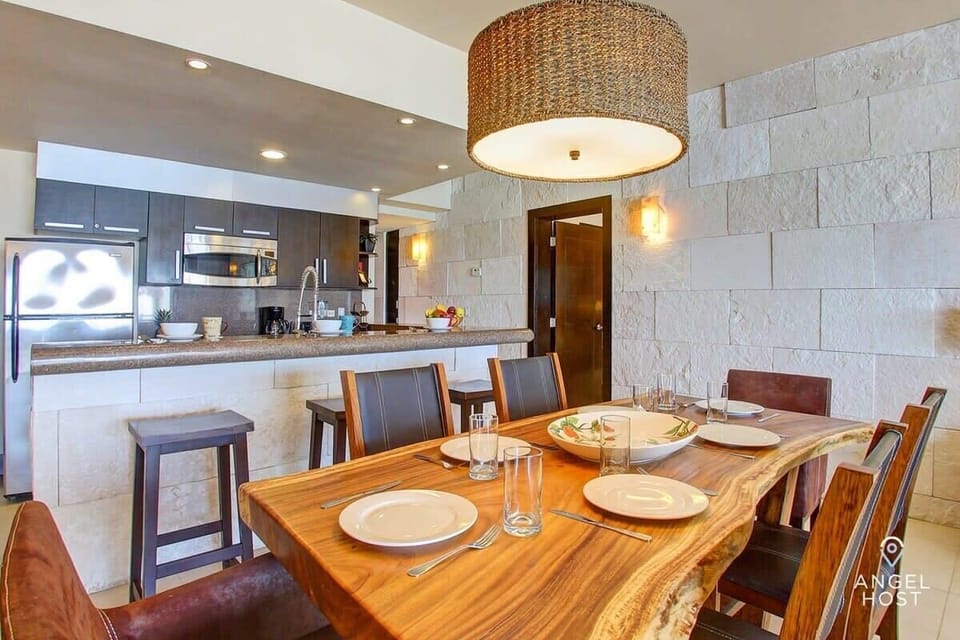 Great dining table for 6 plus extra seating at breakfast bar