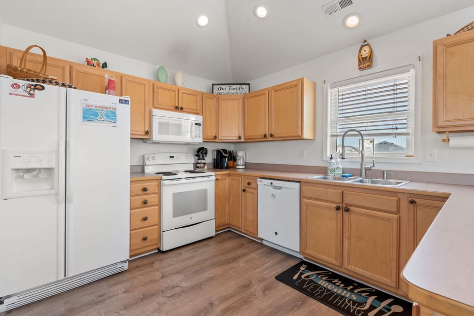 GR3611: Beach Bum'n | Top Level Kitchen