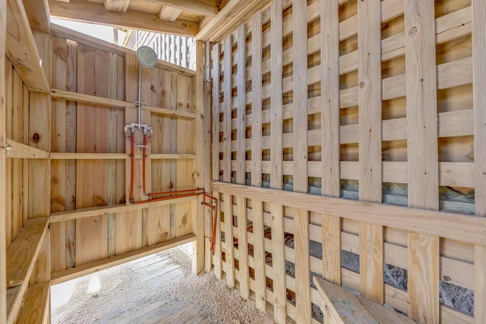 Surf-or-Sound-Realty-07-The Mothership - Outside Shower