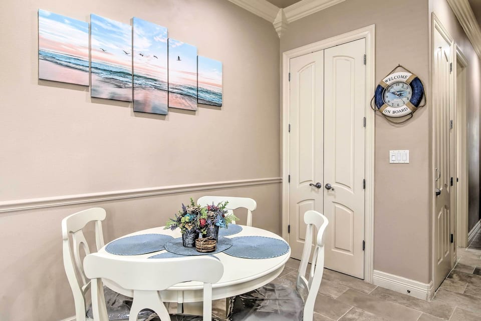 Dining Area | Dishware/Flatware Provided