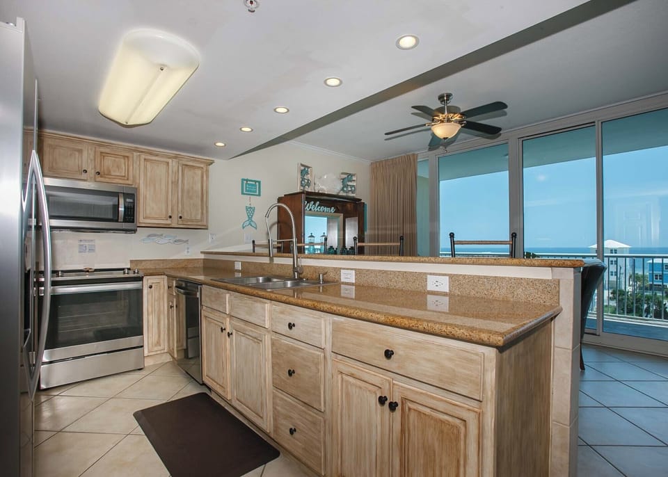 Condo, 2 Bedrooms, Balcony, Ocean View (505) | Private kitchen | Full-size fridge, microwave, oven, stovetop