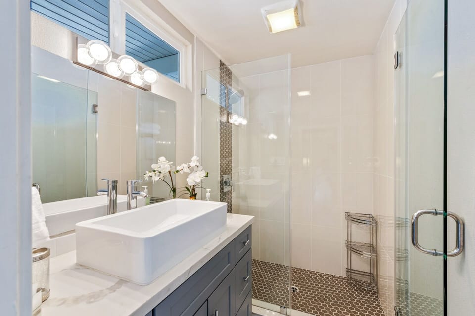 Primary Bedroom / en-suite bathroom
