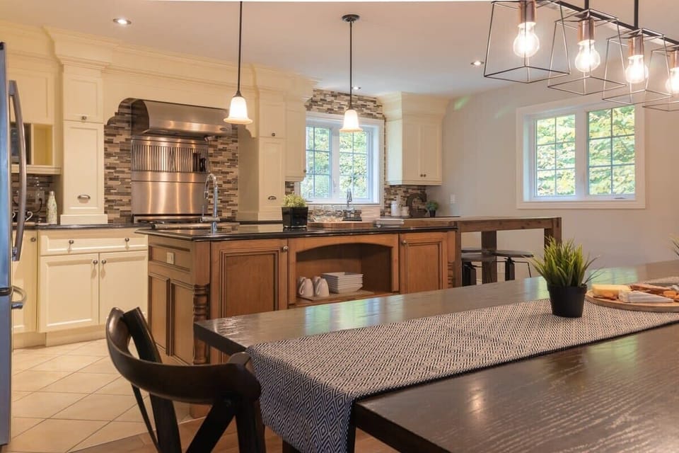 Large luxurious kitchen with everything needed to prepare a good meal !