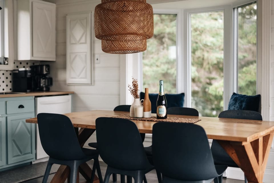 Make memories over warm meals. Simple space, great views.
