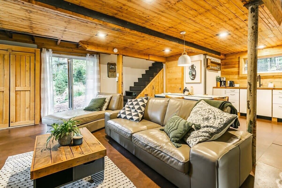 Post-adventure chill. Simple space, big nature feels.