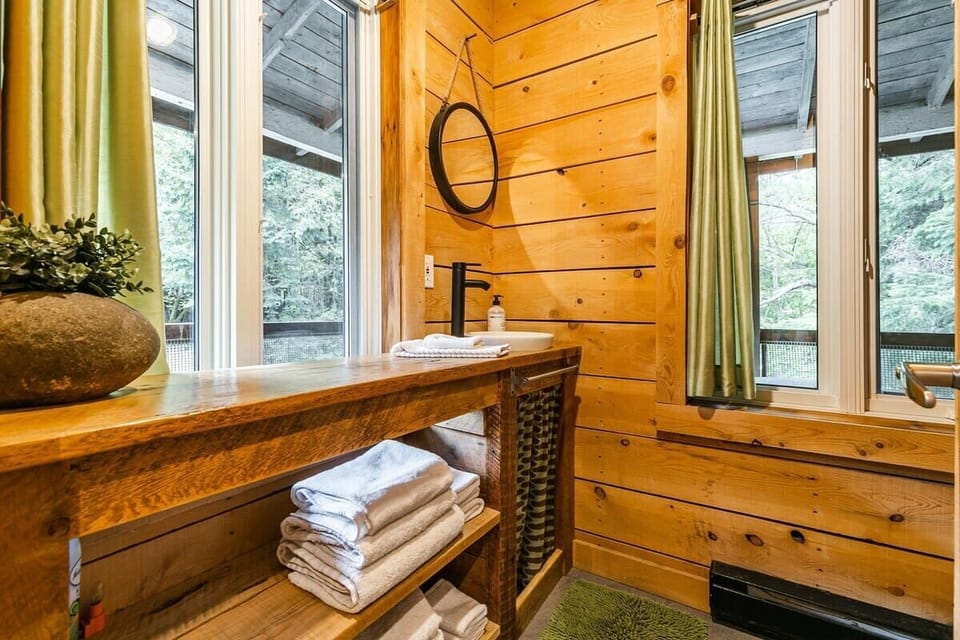 Petite salle de bain avec douche seulement.