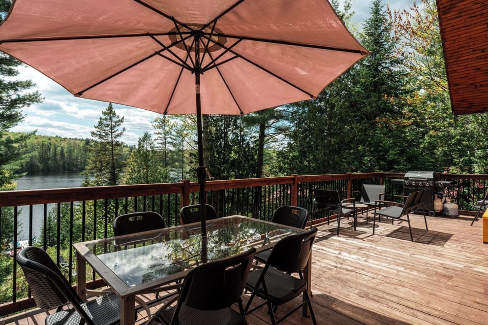 Un bon repas sur la terrasse, avec BBQ et une magnifique vue sur le lac.