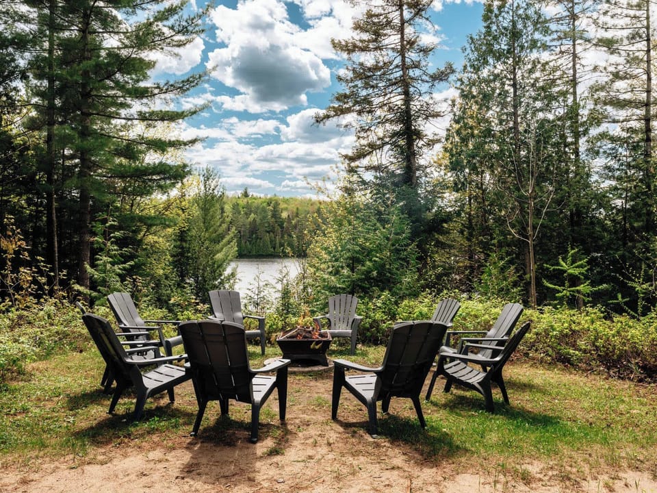 Le foyer extérieur est parfait pour passer des moments chaleureux en plein air.