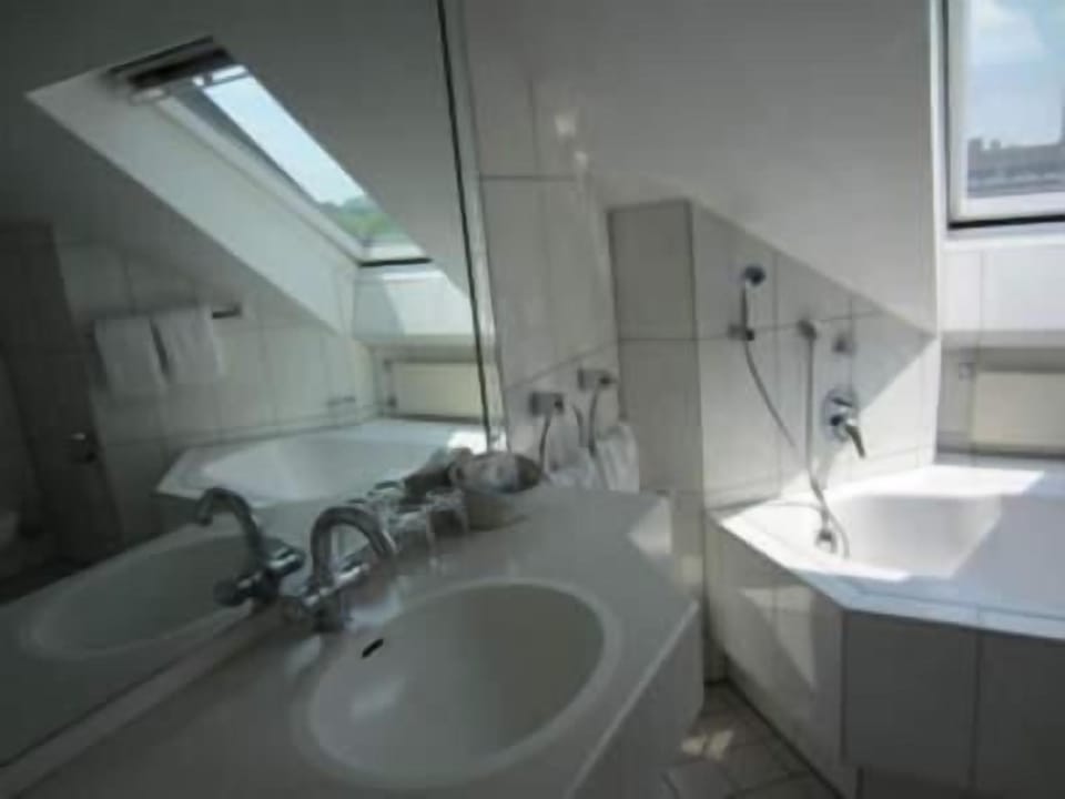 Deep soaking tub, hair dryer, towels