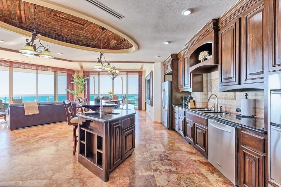 Large Gourmet Kitchen