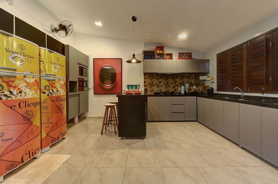 Deluxe House | Private kitchen | Fridge, microwave, cookware/dishes/utensils, dining tables