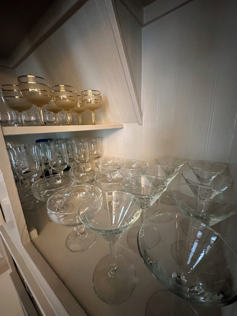 Along w/ Fully outfitted kitchen, the bar has ALL THE entertainment glassware