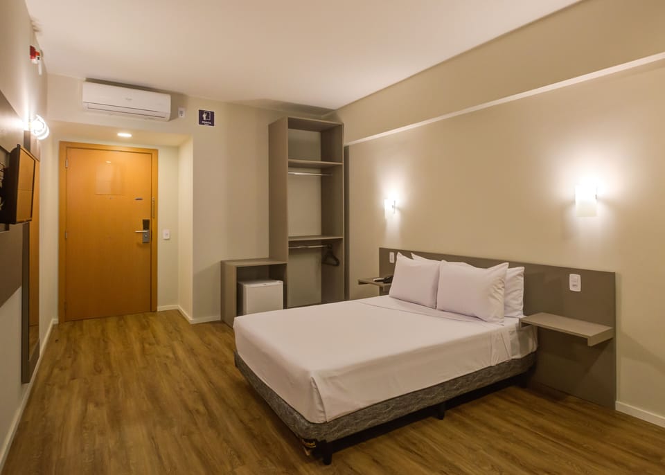 Standard Room, 1 Double Bed, Accessible | Minibar, in-room safe, desk, WiFi (free)