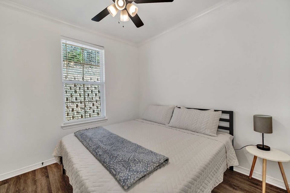 Bedroom 4: King Bed 