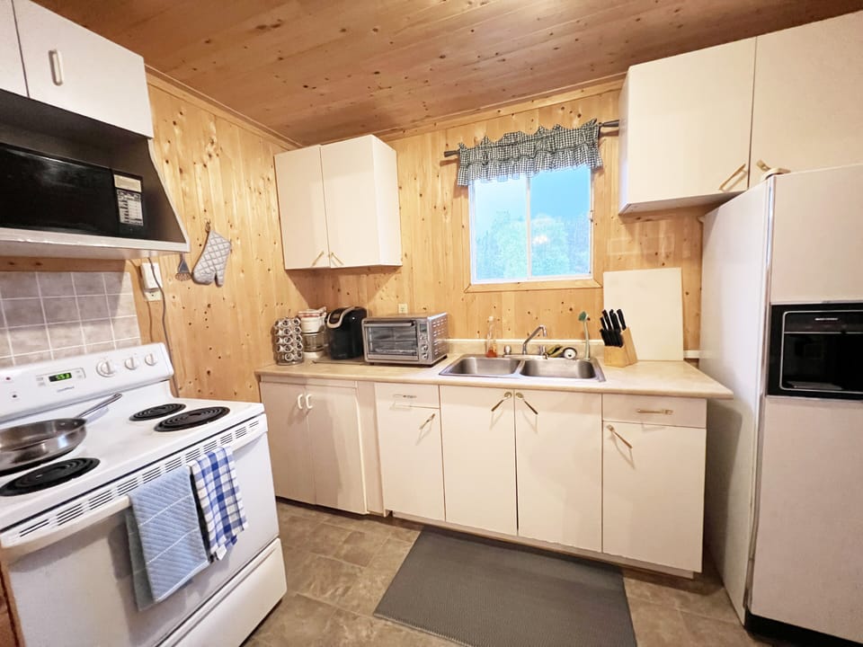 Economy Cabin (C) | Private kitchen | Coffee/tea maker