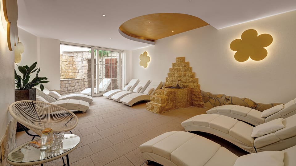 Couples treatment rooms, sauna, hot tub, steam room, body treatments