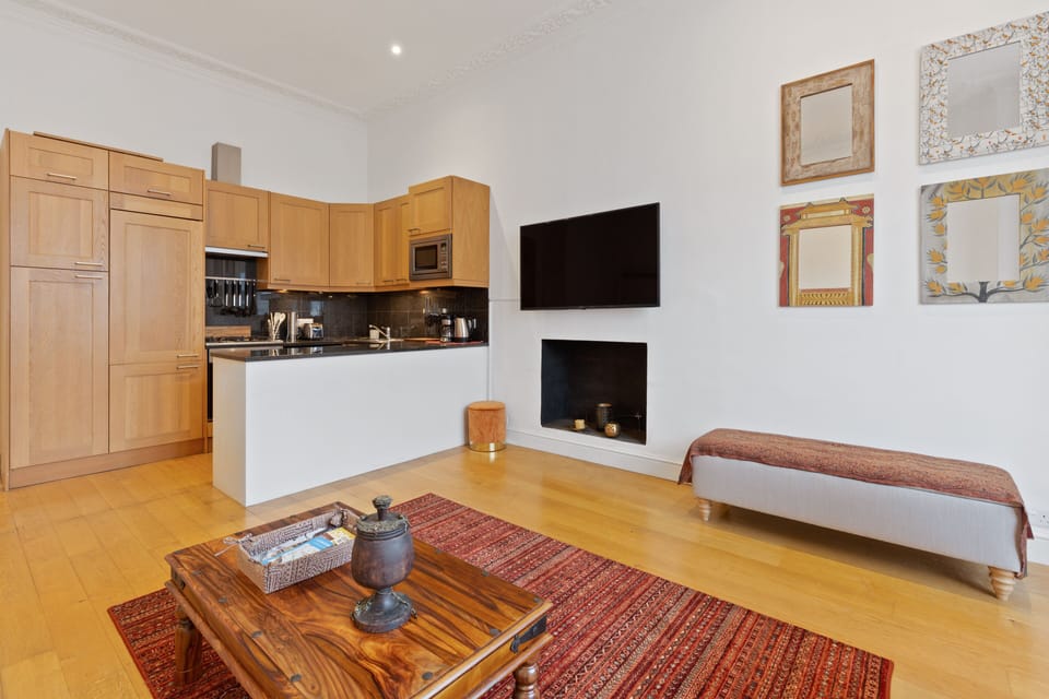 Apartment, 1 Bedroom | Private kitchen | Fridge, microwave, oven, stovetop