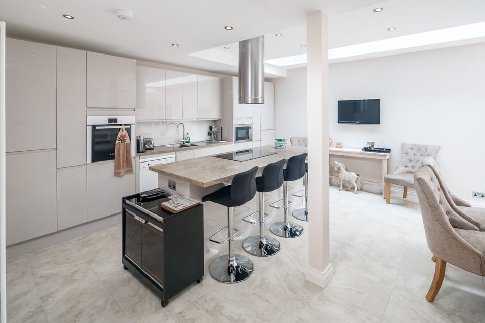 House, 4 Bedrooms, Terrace | Private kitchen | Fridge, microwave, oven, stovetop