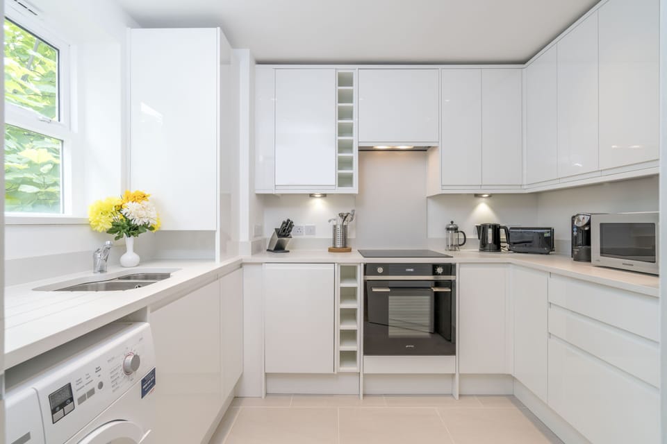 Apartment, 2 Bedrooms | Private kitchen | Fridge, microwave, oven, stovetop