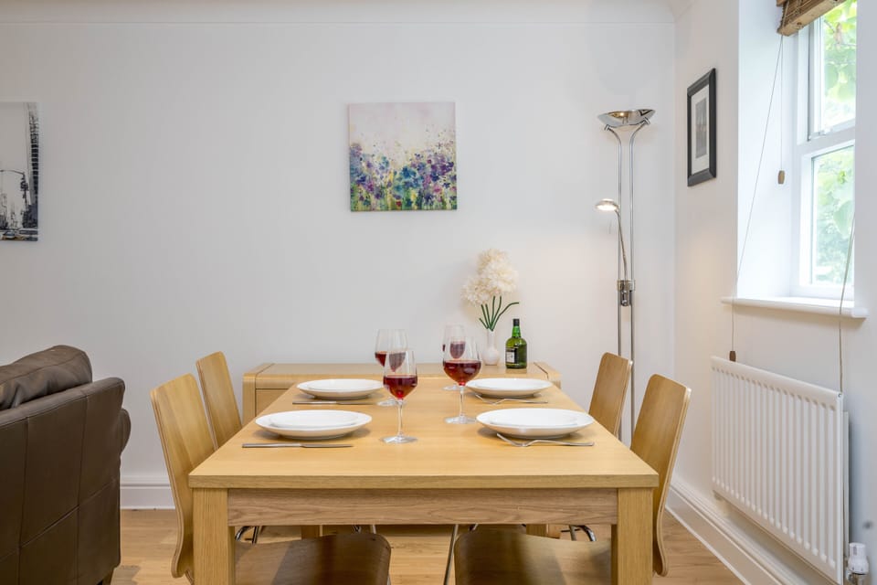 Apartment, 2 Bedrooms | Living area | 24-inch TV with cable channels
