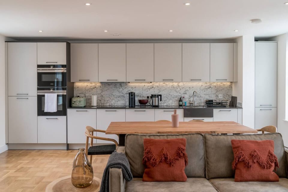 Apartment, 3 Bedrooms | Living area | 24-inch TV with cable channels