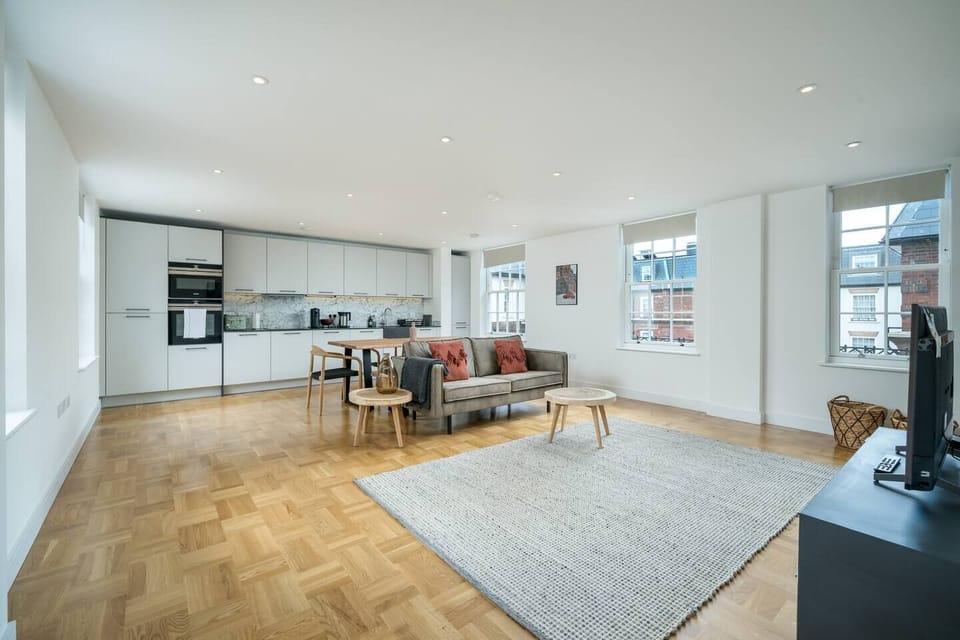 Apartment, 3 Bedrooms | Living area | 24-inch TV with cable channels