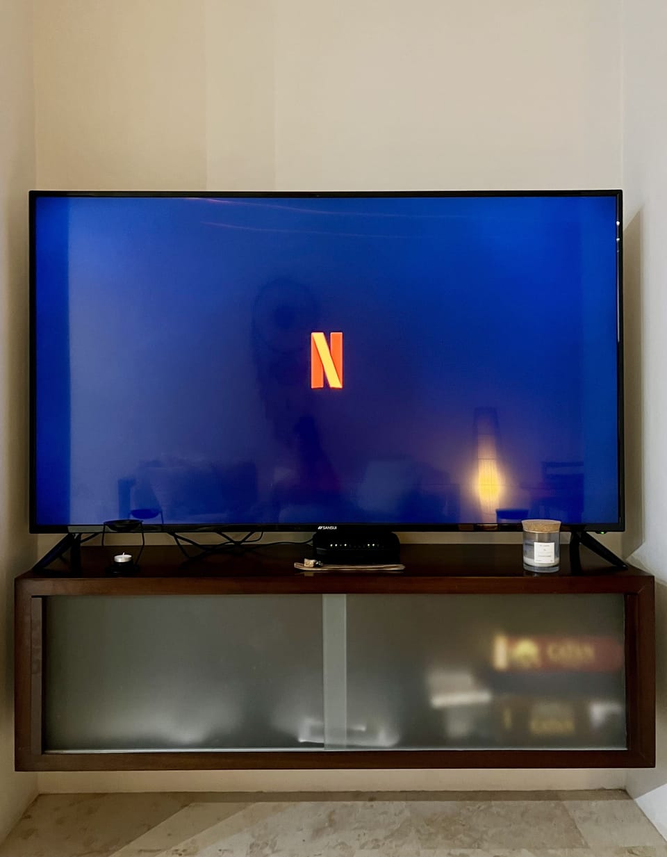 32-inch Smart TV with cable channels, TV
