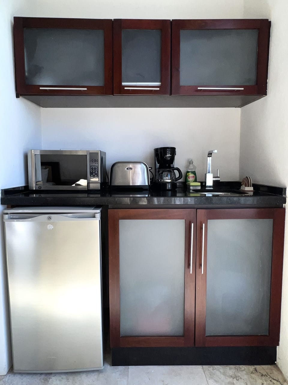 Full-size fridge, microwave, coffee/tea maker, electric kettle