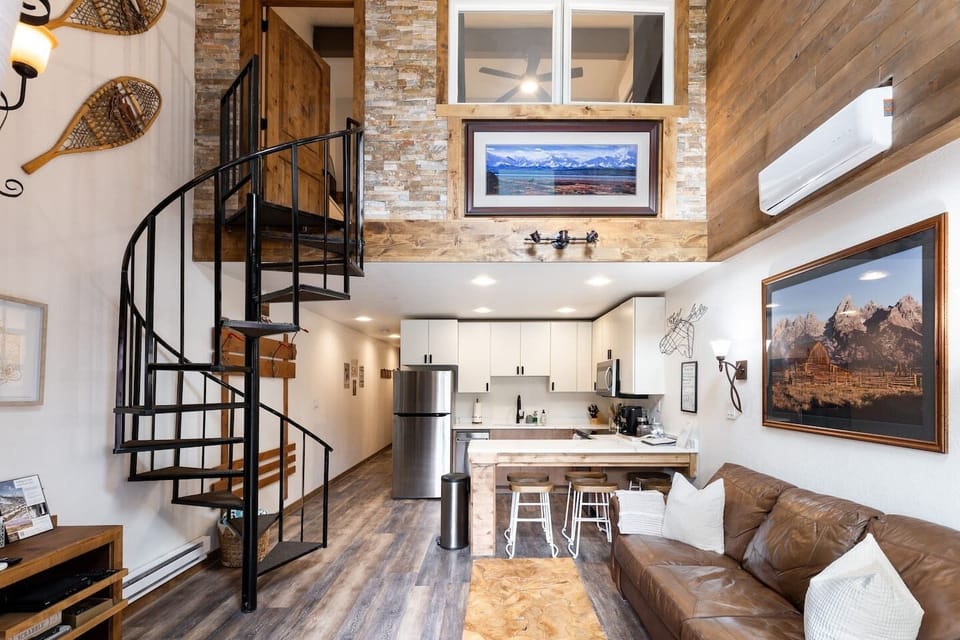 Lofty ceilings and mountain vibes all around