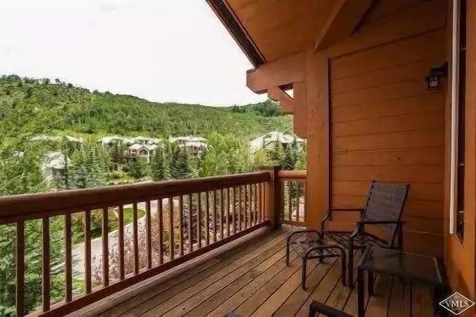 Some of these units have a balcony - let us know if this is what you'd prefer! Views will vary.