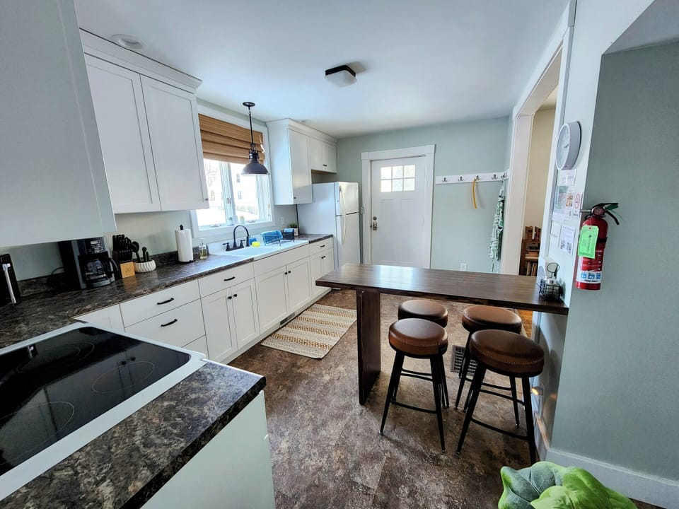 Well-equipped eat-in kitchen