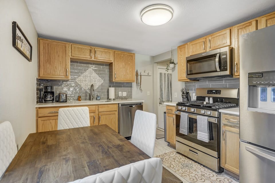 Small but well stocked kitchen with all your cooking needs
