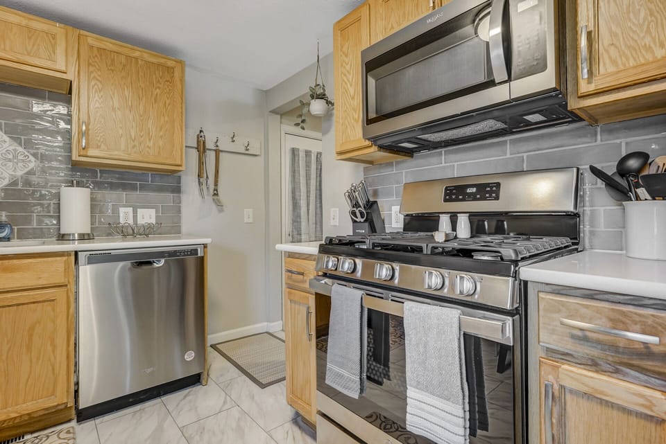 Small but well stocked kitchen with all your cooking needs