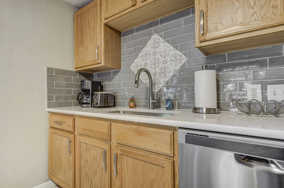 Small but well stocked kitchen with all your cooking needs