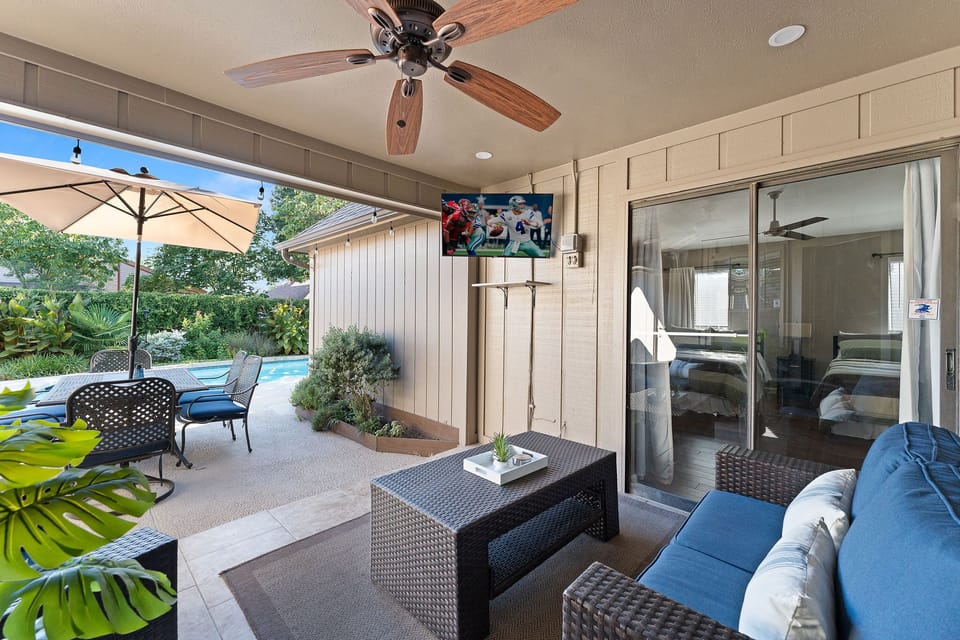 Watch your favorite live game on TV while relax at the pool. 