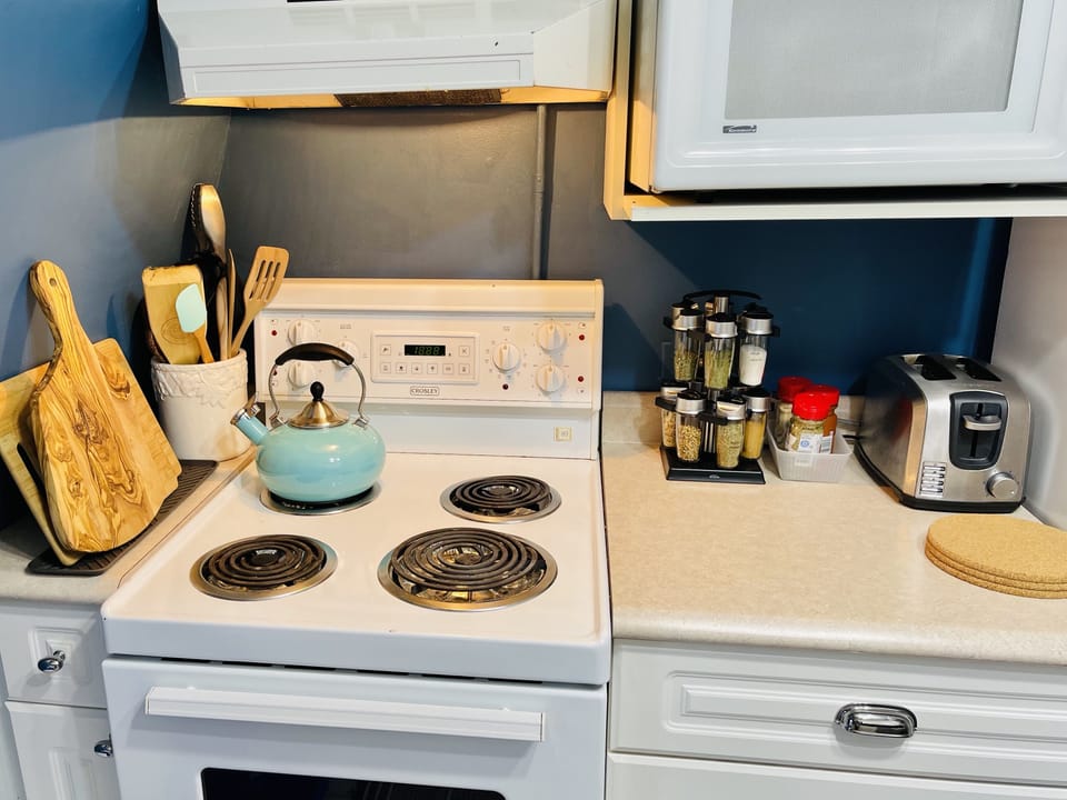 Deluxe Loft | Private kitchen | Full-size fridge, microwave, oven, stovetop