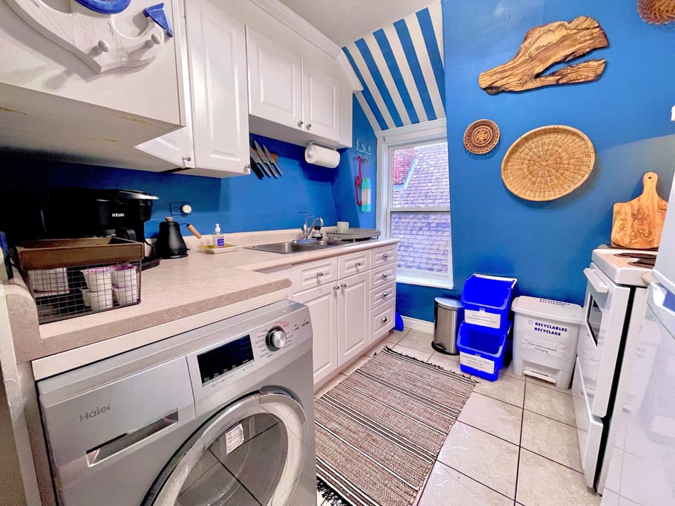 Deluxe Loft | Private kitchen | Full-size fridge, microwave, oven, stovetop
