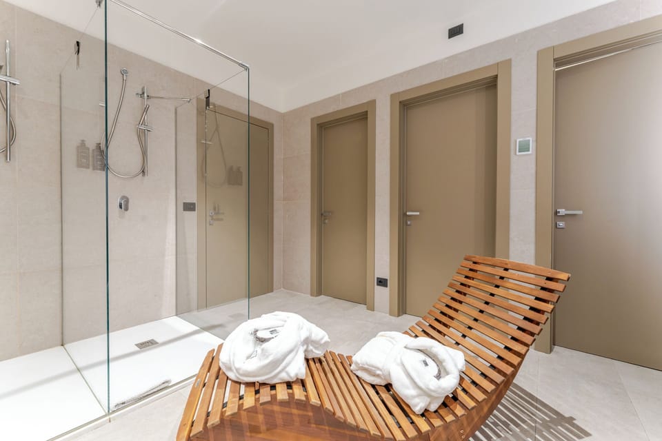 Sauna, steam room