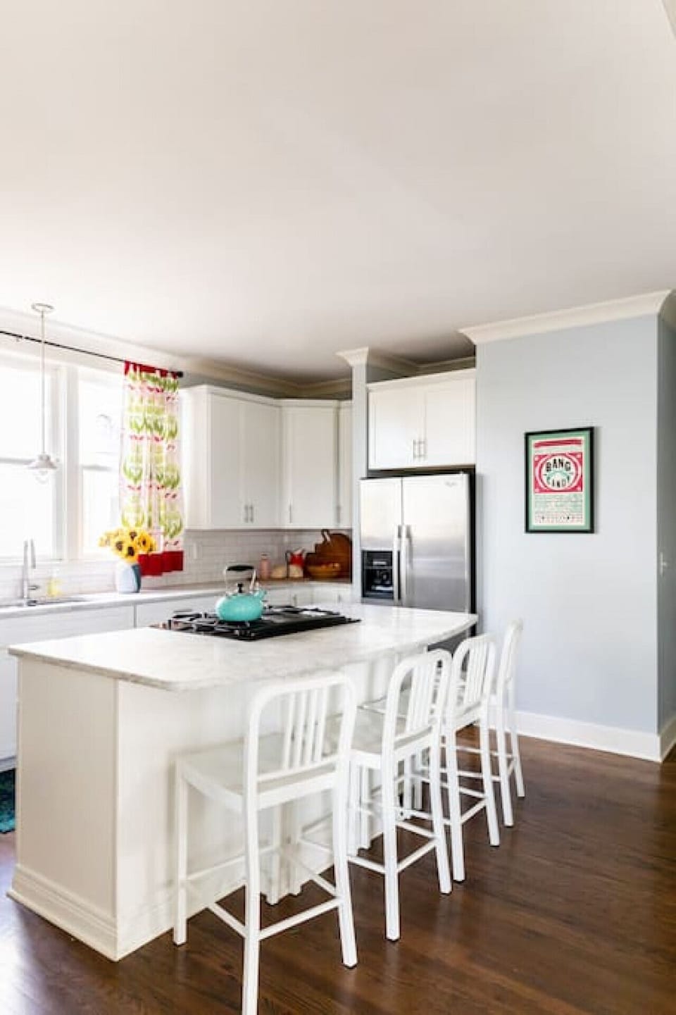 Fully equipped kitchen. Seating for 4 at the kitchen island.