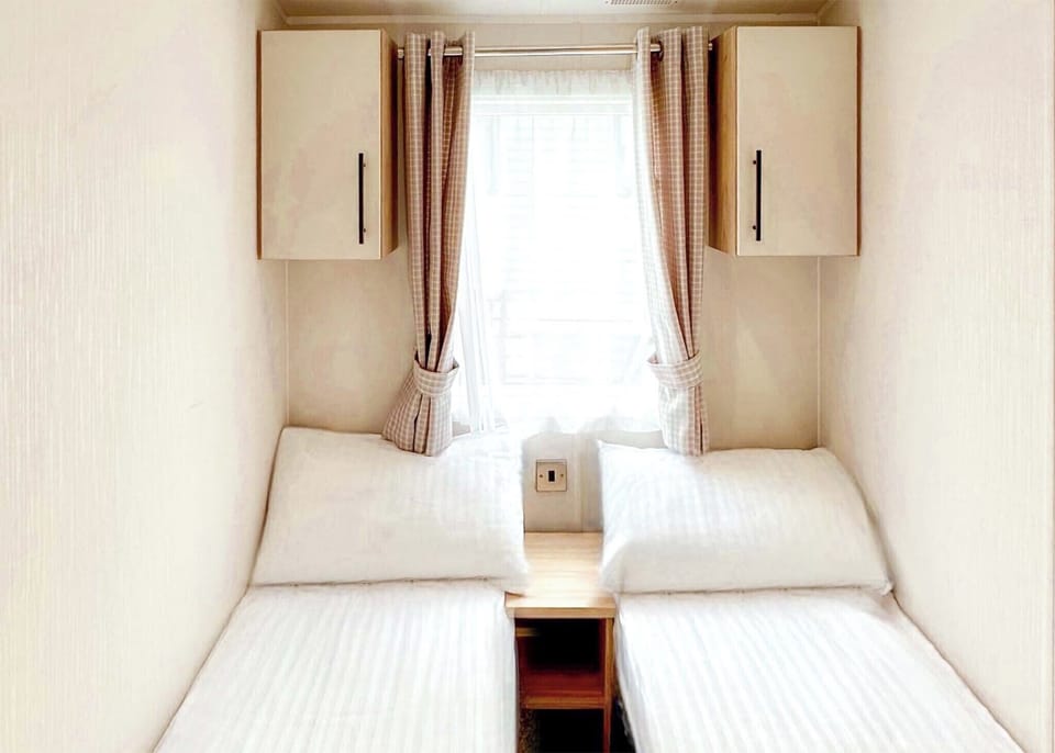 Bedroom, Bed