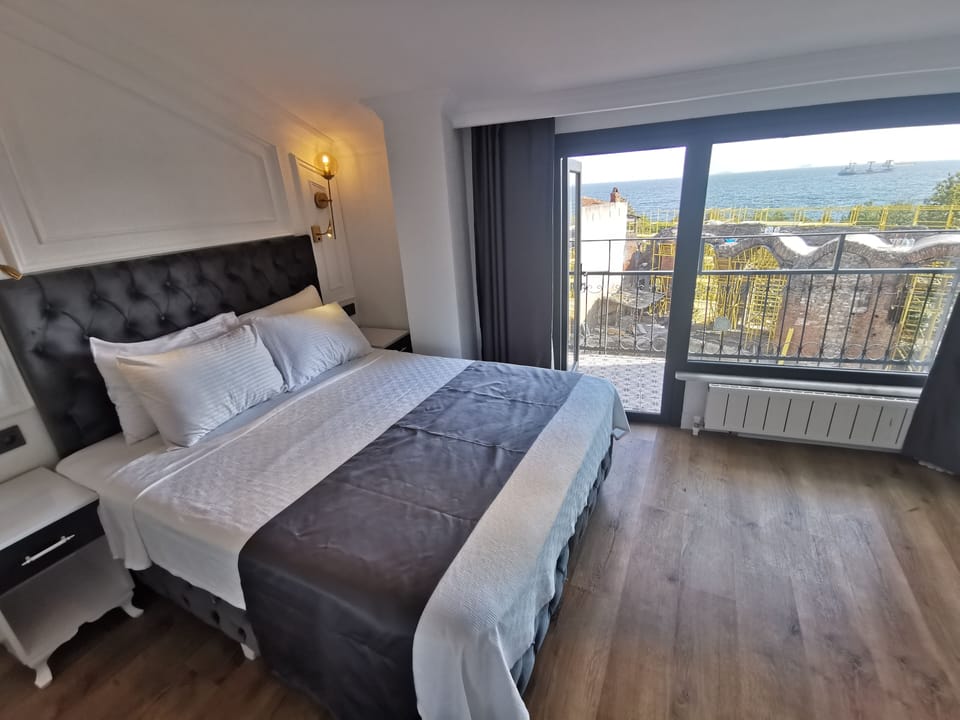 KALE VE DENIZ MANZARALI BALKONLU CIFT KISILIK ODA | Egyptian cotton sheets, premium bedding, minibar, in-room safe