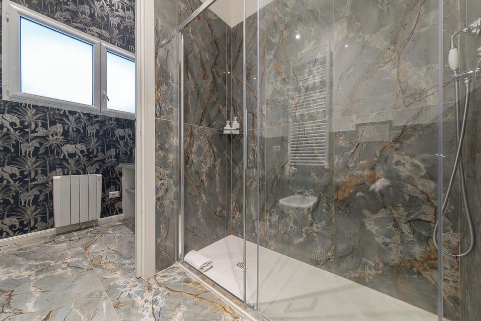 Deluxe Suite | Bathroom | Shower, rainfall showerhead, hair dryer, bidet
