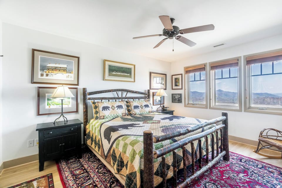 Primary Bedroom---King Size Bed, Mtn View, TV