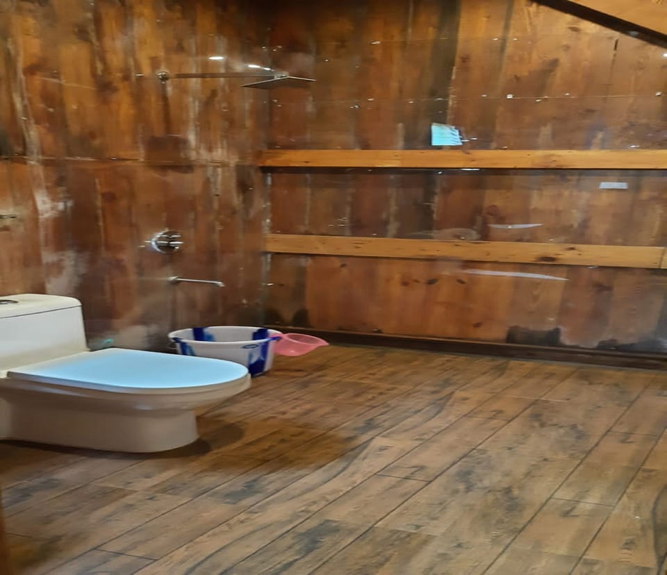 Standard Studio Suite | Bathroom | Bathtub, towels
