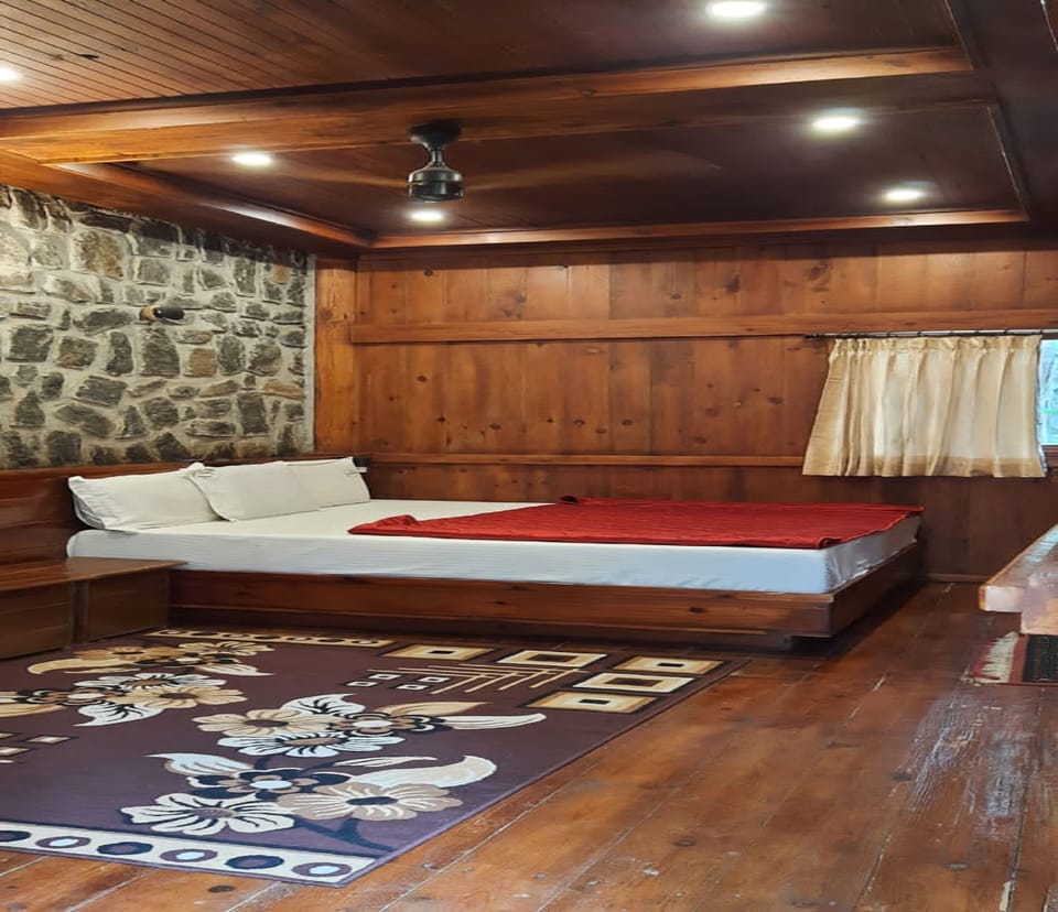 Standard Studio Suite | Egyptian cotton sheets, premium bedding, desk, WiFi