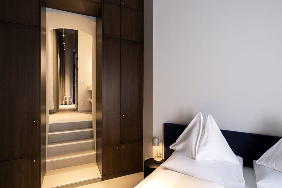 Street Suite Serviten | Down comforters, desk, iron/ironing board, free WiFi