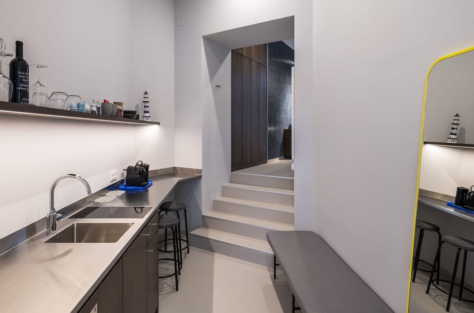 Street Suite Serviten | Private kitchen | Mini-fridge, stovetop, electric kettle, cookware/dishes/utensils